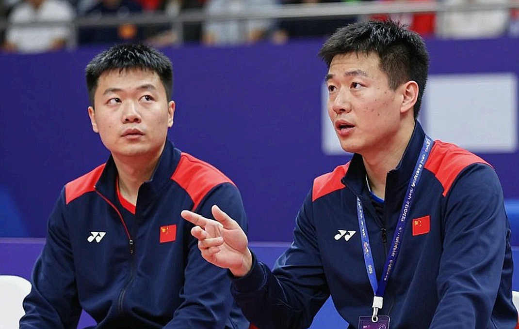 Alwi Farhan Spars With Kento Momota Before Asian Games 2026: A Space Map Without Its Unknown