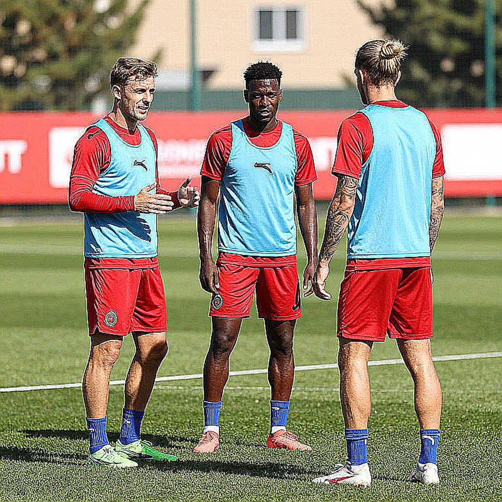 Elliot Anderson khen ngợi Kobbie Mainoo: Tín hiệu thật giữa tiếng ồn derby Manchester Elliot Anderson khen ngợi Kobbie Mainoo: Tín hiệu thật giữa tiếng ồn derby Manchester