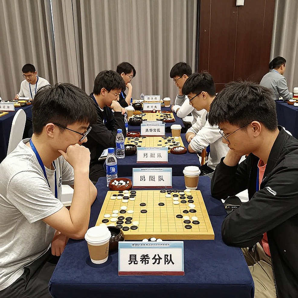 Nepomniachtchi gây sức ép lên Carlsen rồi hạ Sindarov bằng đồng hồ tại GCL 2026 Nepomniachtchi gây sức ép lên Carlsen rồi hạ Sindarov bằng đồng hồ tại GCL 2026