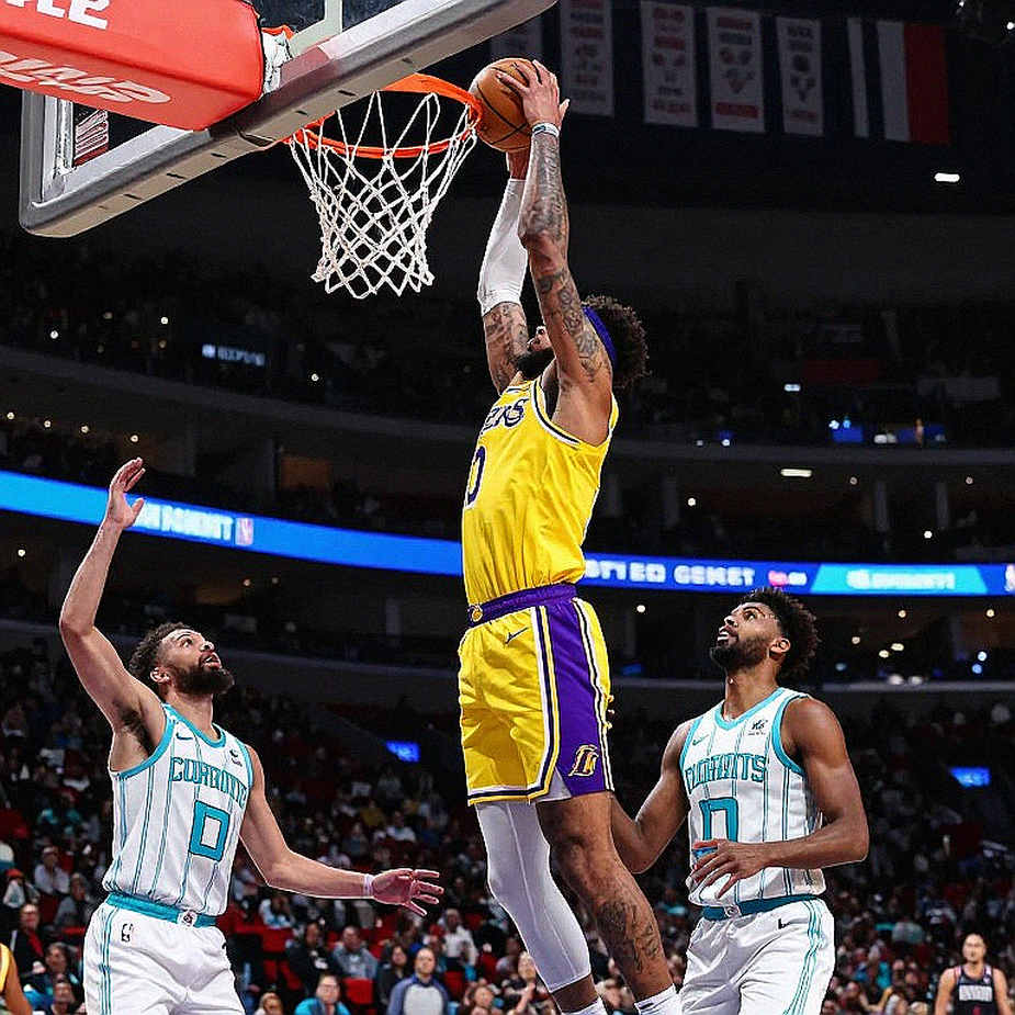 76-75: Đêm Nneka Ogwumike khóc, và 4 phút 42 giây Los Angeles Sparks tự bắn vào chân mình